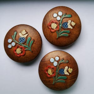Trio vintage de botões de madeira pintados à mão, dos anos 1920-30.