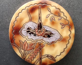 Vintage early 1900's thin celluloid  'wafer' button.