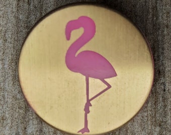 Botão de jaqueta vintage em metal com flamingo rosa.