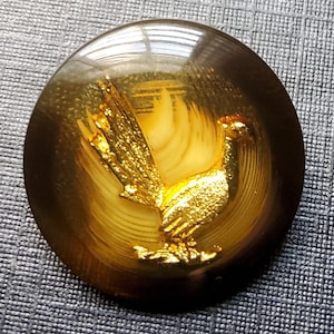 Vintage 1950's small faux horn button with inset gold pheasant. .