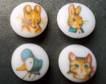 lot de quatre boutons Beatrix Potter vintage.
