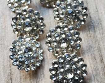 Vintage set van acht haute couture-knopen van zilverkleurig metaal.