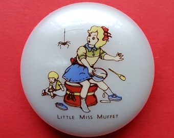 Botão vintage de cantiga infantil "Pequena Miss Muffet".