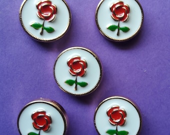 Vintage Set von fünf kleinen rosaroten Emaille Knöpfen.