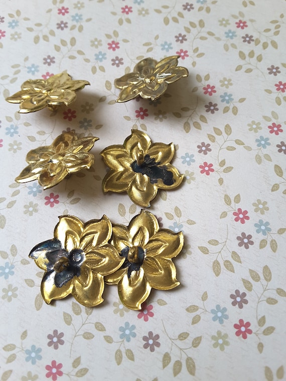 1930 年代の押し出し金属フラワーボタン 6 個のヴィンテージ セット