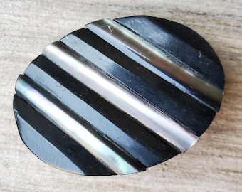 Grands boutons vintage des années 1920-30 en plastique de forme ovale et en nacre.