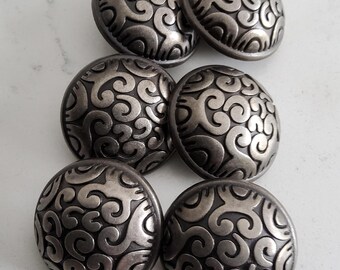 Conjunto vintage de seis botões de metal abaulados para casaco.