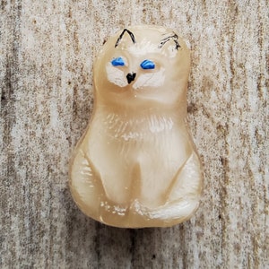 Vintage moonglow cat Czech glass button.