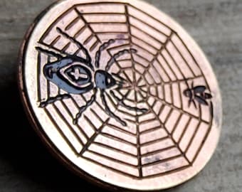 Vintage handbemalter Spinnennetz und Fliegenkupferknopf.