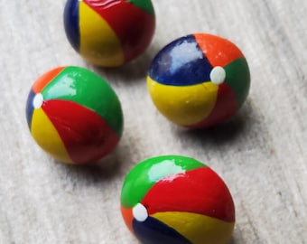 Conjunto vintage de botões de bola de praia de madeira pintada.