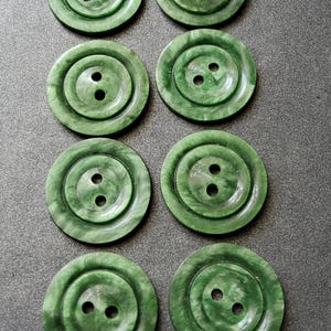 Conjunto vintage de oito botões de plástico verde marmorizado da década de 1930.