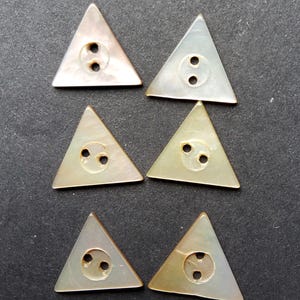 Vintage 1920&#39;s set of six triangular mother of pearl coat button.