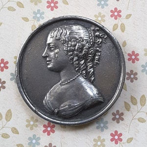 Vintage large English 1950&#39;s cast metal button.