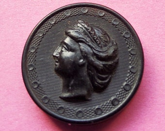 Bouton Ancien En Corne Moulée - Camée (cameo) - Diamètre 34 Mm - Vintage Français