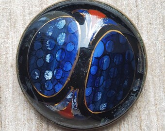 Vintage large early 1900's delicate design under glass button.