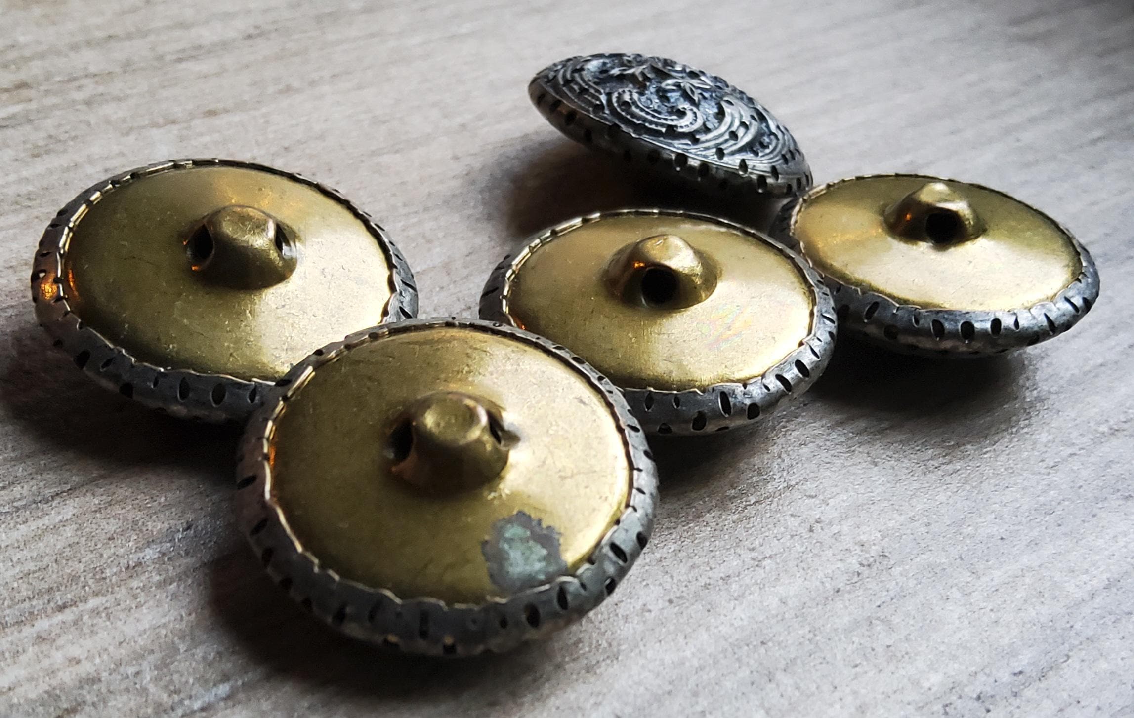 1900 年代の真鍮とスチール製の小さなベストボタン 6 個のヴィンテージ 