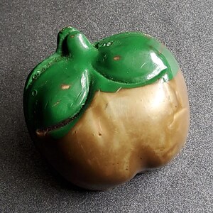 Botón de manzana de celuloide vintage de los años 30.