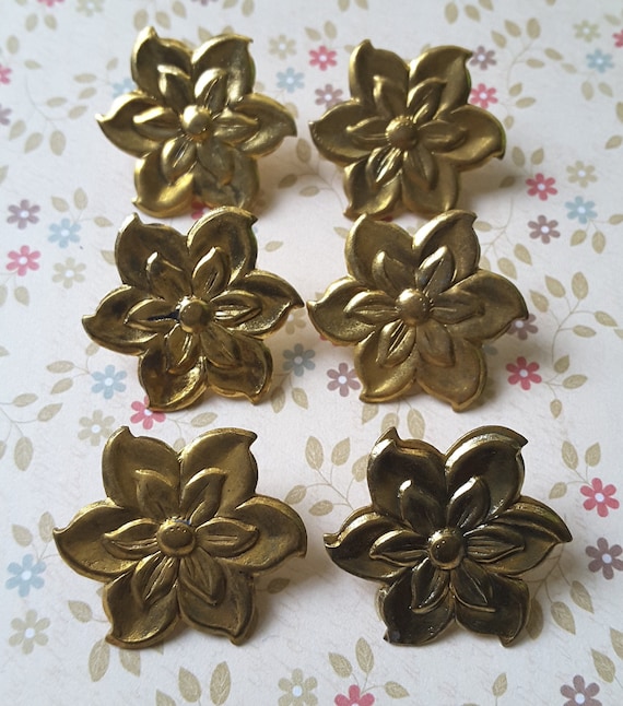 1930 年代の押し出し金属フラワーボタン 6 個のヴィンテージ セット