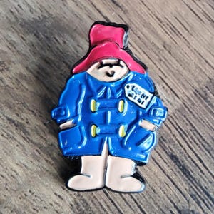Vintage enamel and metal Paddington bear button.