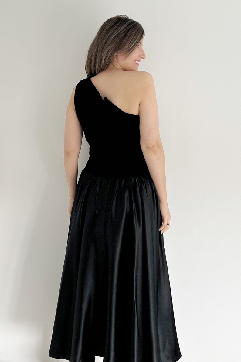 Vintage black full circle one shouldered prom dress. The bodice of the dress is velvet with a full skirt section of the dress.  The dress is mid calf and ideal for parties, occasions or the prom.  UK 12 14 today