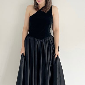 Vintage black full circle one shouldered prom dress. The bodice of the dress is velvet with a full skirt section of the dress.  The dress is mid calf and ideal for parties, occasions or the prom.  UK 12 14 today