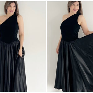 Vintage black full circle one shouldered prom dress. The bodice of the dress is velvet with a full skirt section of the dress.  The dress is mid calf and ideal for parties, occasions or the prom.  UK 12 14 today