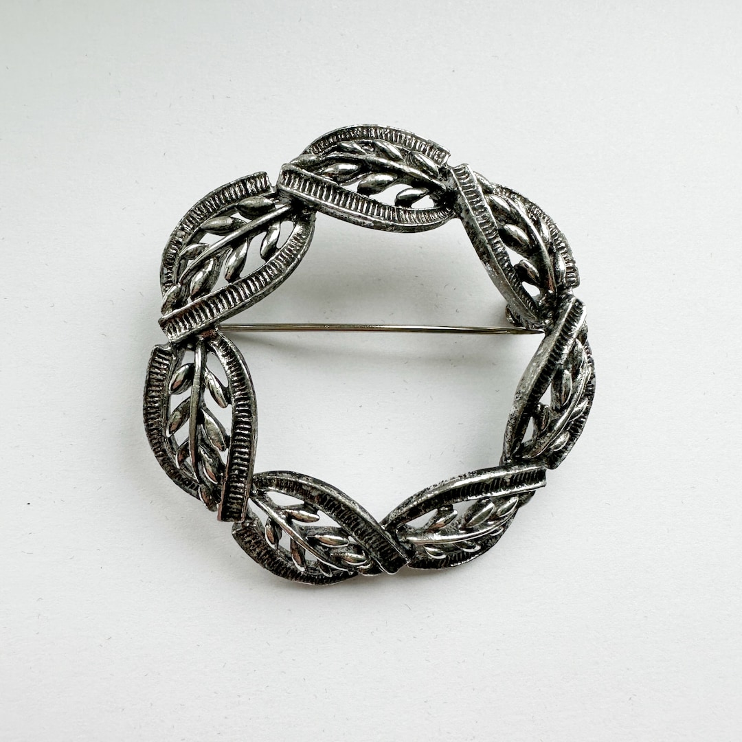 Broche Feuille Couronne Perlée - Boutique de Mode Bohème Chic, Indie et Romantique Broche Feuille Couronne Perlée - Boutique de Mode Bohème Chic, Indie et Romantique