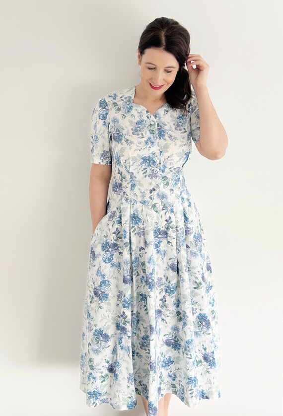 Vintage Laura Ashley jurk VK 12 Witte katoenen en blauw roze bloemen lente zomer midi flare jurk Jurk bruiloftsgast Laura Ashley uit de jaren 90 Etsy Belgie
