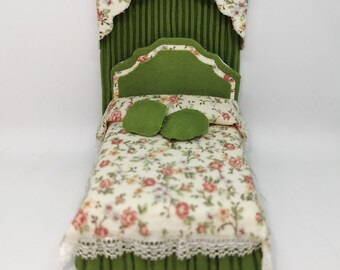 Cama con dosel en la cabecera y cortinas.