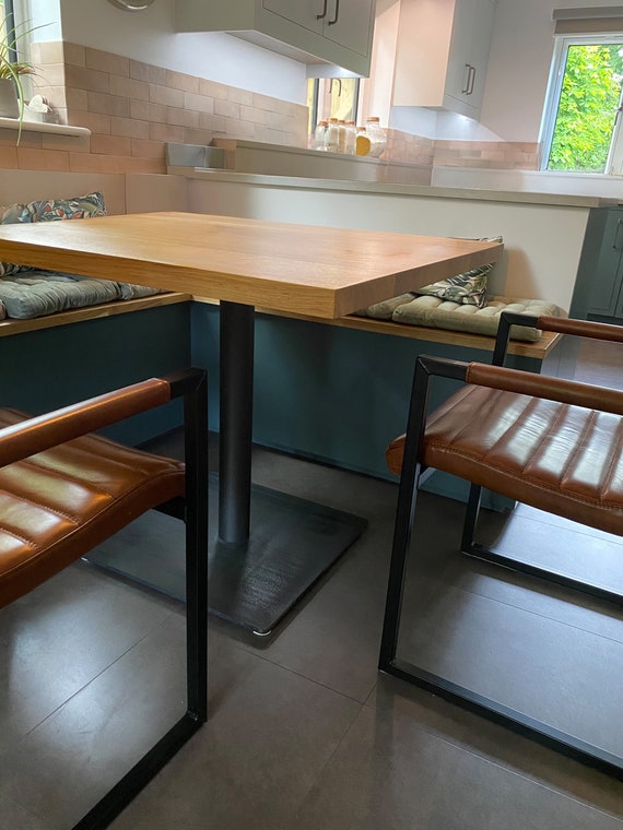 Tavolo da pranzo, piano in legno massello, bordo arrotondato, base