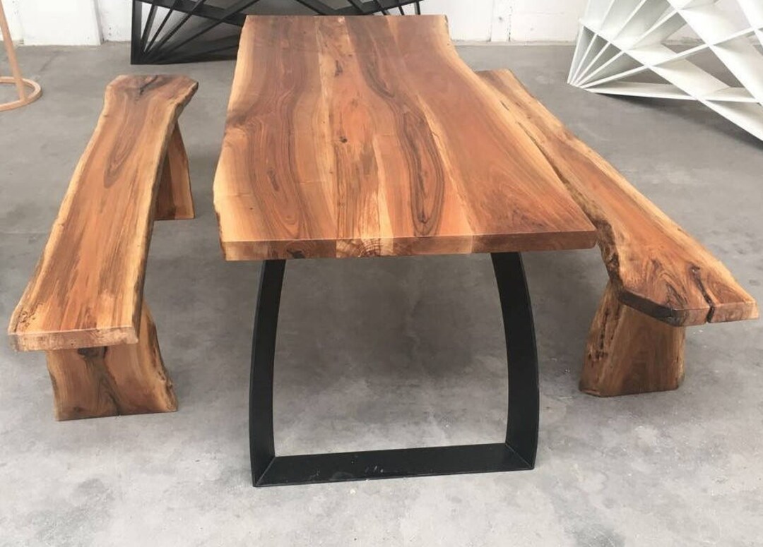 Tavolo da pranzo due panche, piano in legno di noce, bordo vivo