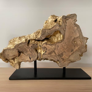 Sculpture portrait en bois, scultura di legno, radice di ulivo recuperata, finitura dorata, base en metallo nero, Made in Italy