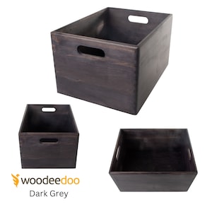 Puede incluir: Tres cajas de almacenamiento de madera gris oscuro con asas. Las cajas están vacías y tienen un aspecto rústico.