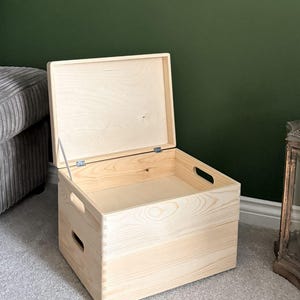 Conjunto de 2 caixas de armazenamento de madeira empilháveis ​​com tampa e alças – Caixas grandes e rasas para prateleiras ou organização doméstica – 40 x 30 x 27,5 cm
