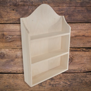 Peut inclure: Une étagère en bois avec deux tablettes et un dessus arrondi. L'étagère est en bois brut et est prête à être peinte ou vernie.