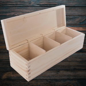 Avlång trälåda med 4 sektioner | 29 x 9,5 x 8 cm | Förvaringsfodral för prydnadssaker, smyckesfack, organizer | Vanligt trä
