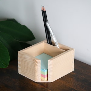 Skrivbordsblock i trä med 2 fack, pennhållare, prydlig skrivbordsorganisatör, anteckningshållare, förvaringslåda för kontorsmaterial | 10 x 12 x 6,5 cm | Övermålningsbar furu