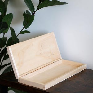 Flache tiefenlose Holzkiste mit Deckel | 34 x 15 x 4cm | Andenken Schmuckstück Präsentation Geschenk Wertsachen Aufbewahrungshalter Fall | Unbehandeltes Holz
