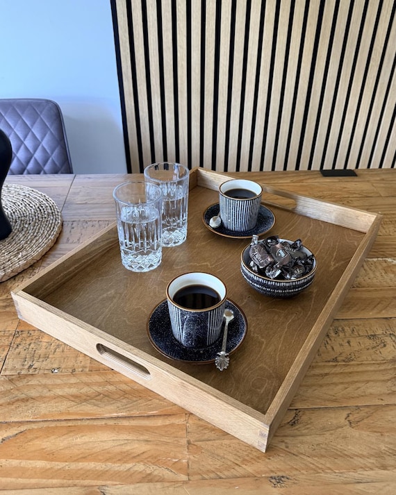 Großes Serviertablett aus Holz – für Tee, Kaffee, Abendessen, Getränke, Speisen, als Tischdekoration auf dem Ottomanen oder Nachttisch – handgebeizt, verschiedene Farben – seidenmattes Finish