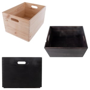 Puede incluir: Tres cajas de almacenamiento de madera. Dos son de color marrón oscuro y una es de madera natural. Todas tienen asas.