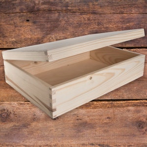 Trälåda i A4-format med lock | 35x25x10,5 cm | Broschyrer, anteckningar, papper, dokument, förvaring, presentförpackning | Övermålningsbar furu, pyrogravyr, gör-det-själv
