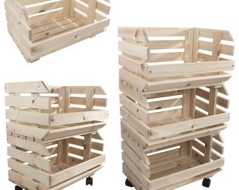 Puede incluir: Cajas de almacenamiento de madera en varias configuraciones. Las cajas son de madera clara y tienen un diseño de listones. Algunas cajas están apiladas y algunas tienen ruedas para facilitar el movimiento. Las cajas están vacías y listas para usar.