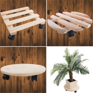 Può includere: Tre portavasi in legno con ruote. I portavasi sono realizzati in legno naturale e hanno un design semplice. Il primo portavaso è rettangolare, il secondo è rotondo e il terzo è rotondo con un bordo.