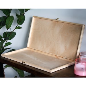 Stor, grund förvaringslåda i trä med gångjärnsförsett lock, dokument, minnessaker, kritor, penslar, brevpapper, konstnärsmaterial, gör-det-själv-present, 47 x 24,5 x 3 cm