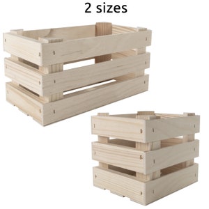 Puede incluir: Dos cajas de madera, una más grande que la otra, ambas con un acabado de madera natural. Las cajas tienen un diseño de listones y son perfectas para almacenamiento o exhibición.