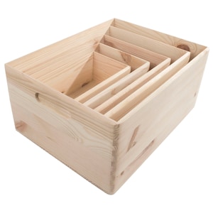 Puede incluir: Un conjunto de cinco cajas de madera encajables, cada una de un tamaño diferente. Las cajas están hechas de madera natural y tienen un aspecto rústico. Son perfectas para organizar y guardar objetos pequeños.