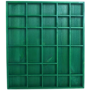 Può includere: Una mensola espositiva quadrata in legno verde con più piccoli scomparti. La mensola è verniciata in un colore verde solido e vibrante, e la venatura del legno è visibile. Gli scomparti sono disposti a griglia, perfetti per organizzare piccoli oggetti.