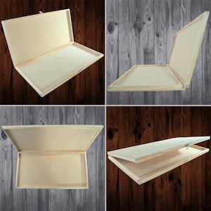 Può includere: Quattro immagini che mostrano una scatola di legno con un coperchio incernierato. La scatola è realizzata in legno chiaro e ha una finitura naturale. La scatola è mostrata in diverse posizioni, con il coperchio aperto e chiuso.