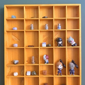 Zitronengelber Schatten-Kasten-Regal 28 Fächer für Miniaturen Edelsteine Kuriositäten Kristalle Figuren An der Wand befestigter Rahmen Kiefer-Organizer