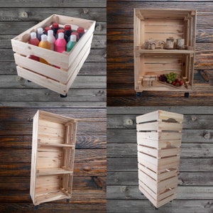 Peut inclure: Quatre caisses en bois avec des roulettes, chacune avec une configuration différente d'étagères. Les caisses sont en bois naturel et ont un aspect rustique.